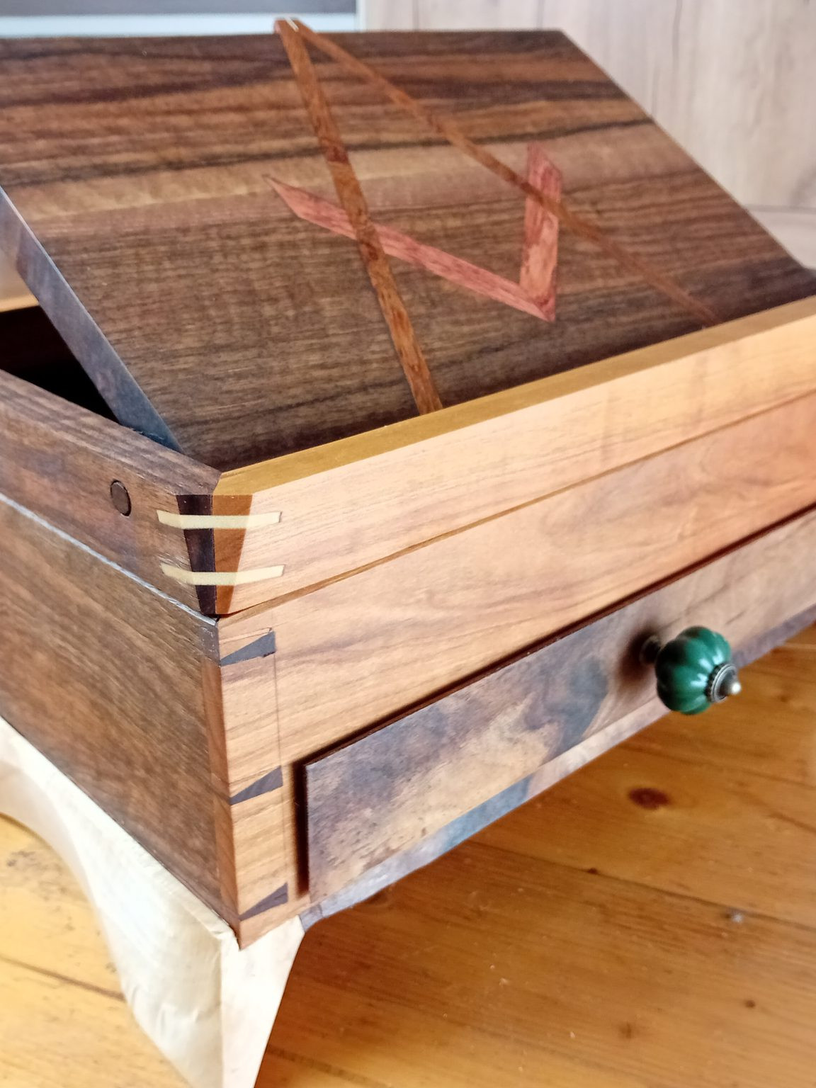 Ein massives Leseult mit Stauraum für die Werkstatt