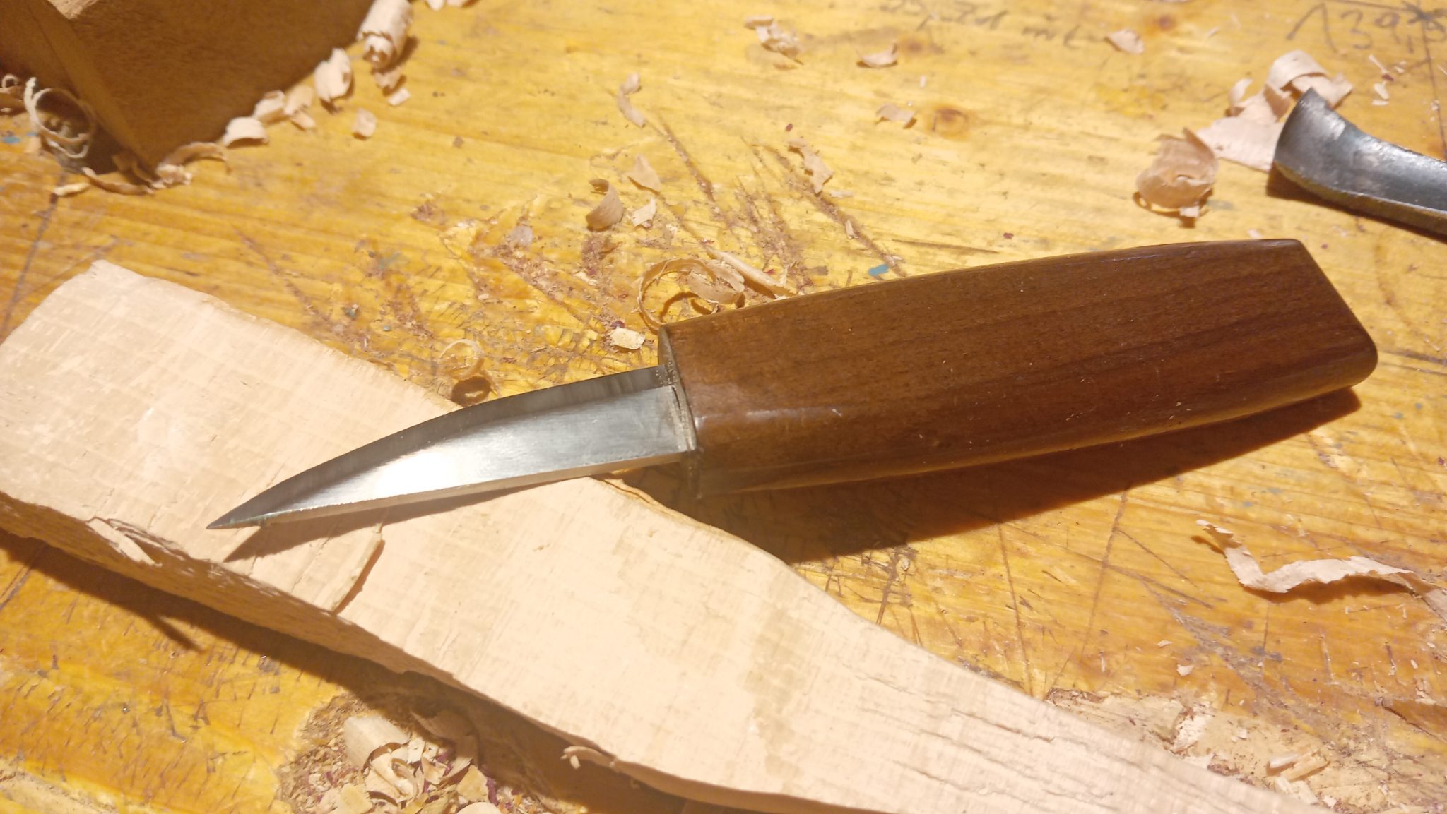 Das Schnitzmesser gibt die äußere Form